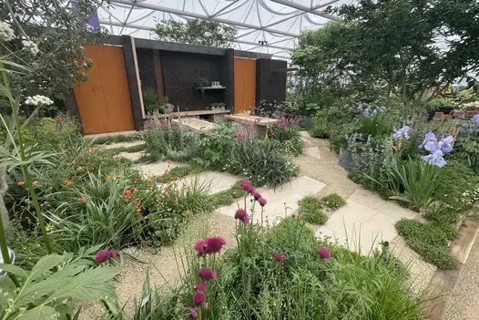 Bespoke Jura Beige Limestone slabs in self-binding gravel, with relaxed planting. Built by Conquest Creative Spaces, RHS Chelsea.